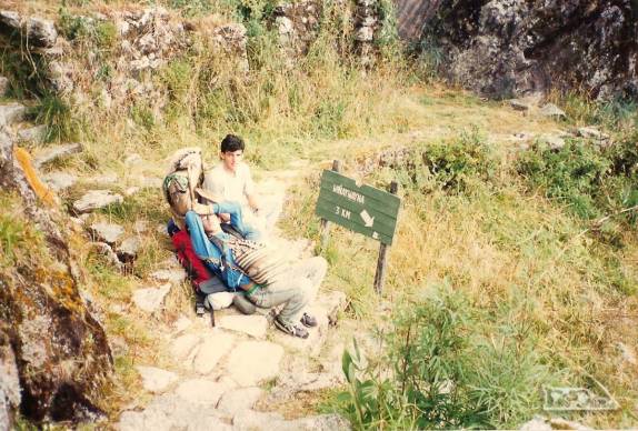 Passando por Intipata (2.750 m) e a caminho de Wiñaywayna (2.550 m), local da nossa última noite na trilha inca que leva a Machu Pichu, no Peru (foto de Julho de 1990)